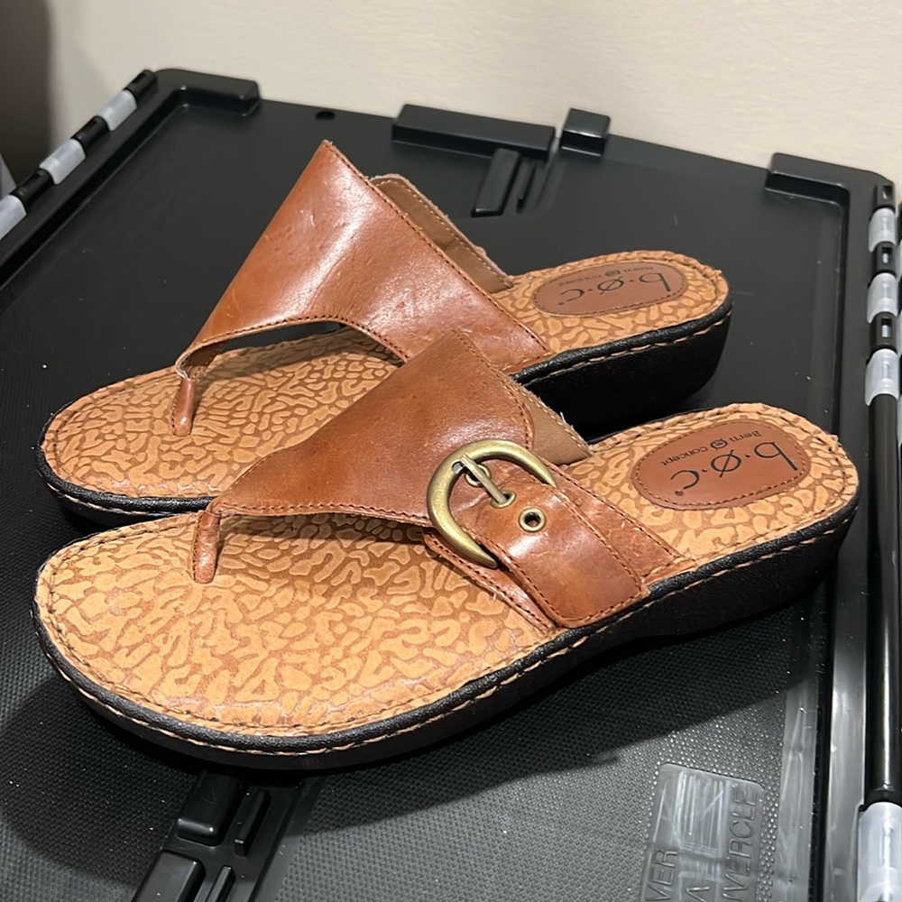 B.O.C Sandals Brown Size 8 M/W Leather T-strap - Picture 1 of 7